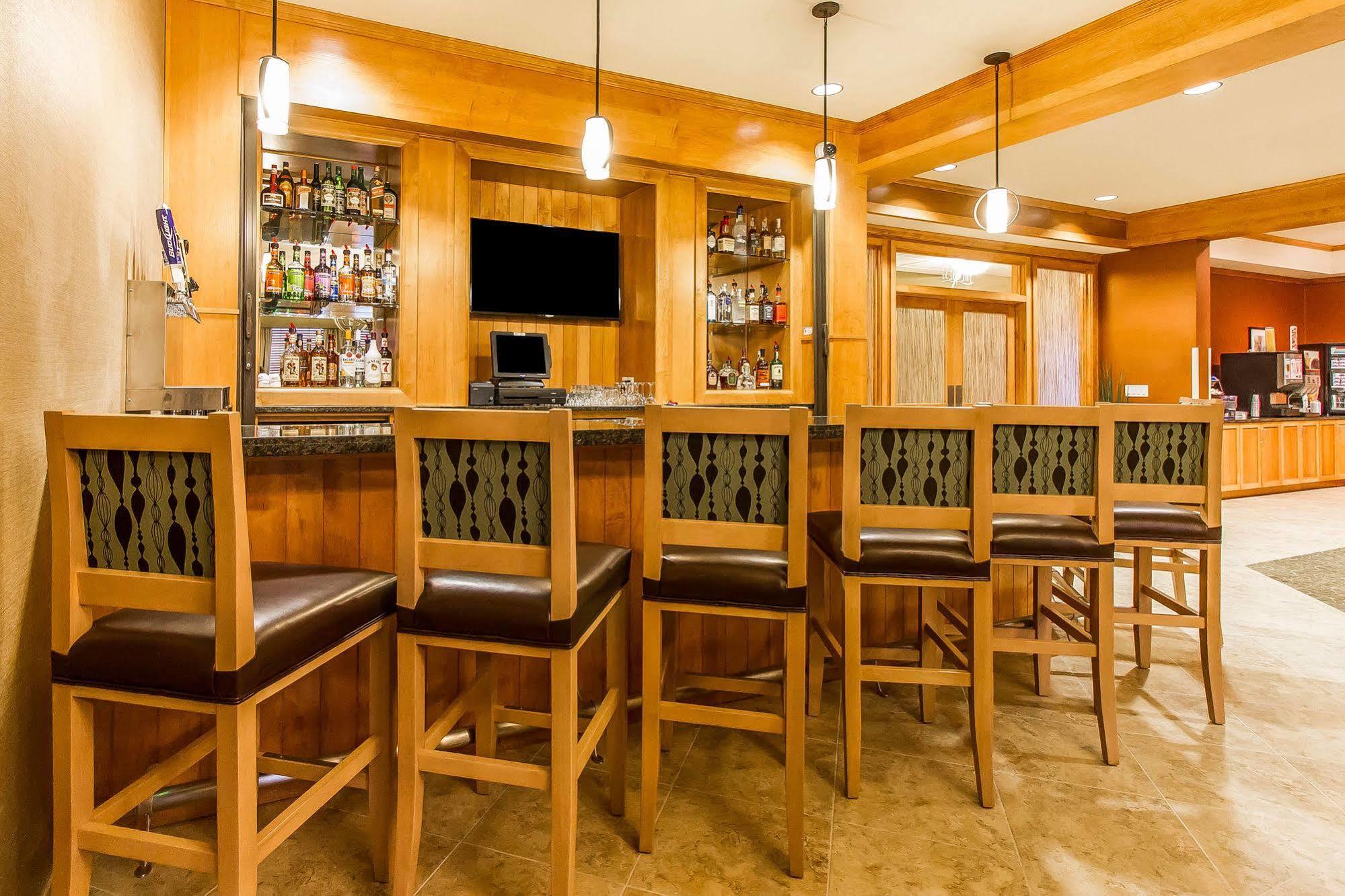 Mainstay Suites Stanley Bagian luar foto